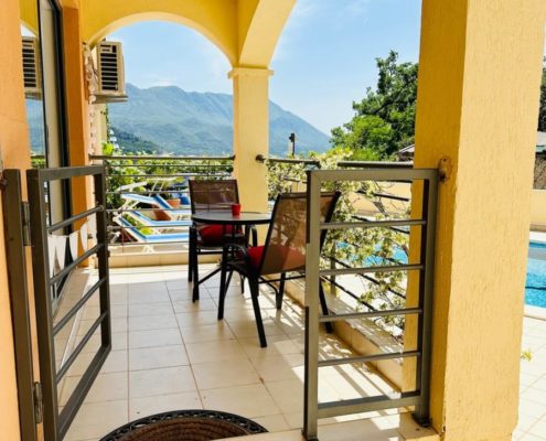 direct access to the pool over the balcony (unique in the whole complex)