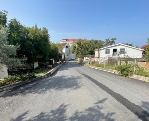 2-Foothpath to the beach: simply follow the road down