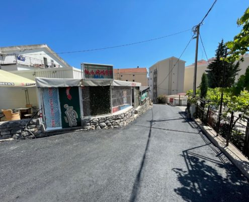 3-Foothpath to the beach: just keep walking downhill