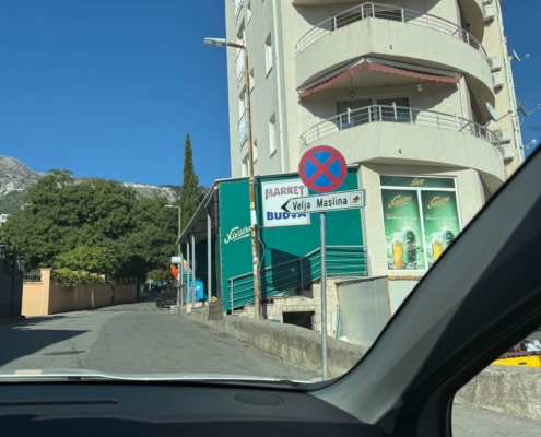 8-airbnb-montenegro-anfahrt-gluecks.griff-supermarket_web 8 – you will automatically pass this small shop on the right side. It is about 200 m away from the apartment. (You can find almost everything there).