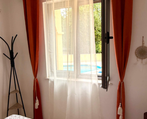 airbnb-gluecks-griff-blick-pool-schlafzimmer_1600px_web