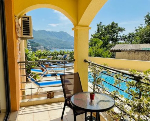 Vom Balkon aus kann man die Sicht auf den Pool, das Meer und die Berge genießen