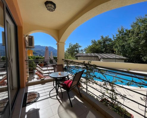 Balkon mit Aussicht aufden Pool und Berge