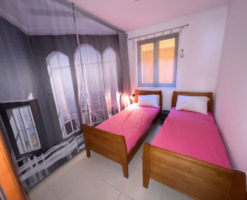 Zweites Schlafzimmer mit zusammenschiebbaren Betten und viel Stauraum
