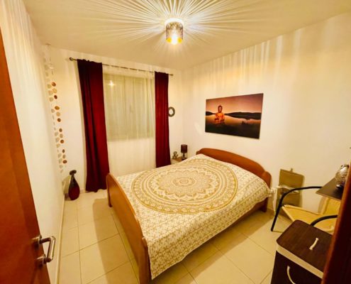 Schlafzimmer mit Doppelbett (1,60 m x 2,00 m)