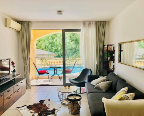 Wohnzimmer mit ausziehbarer Couch & TV