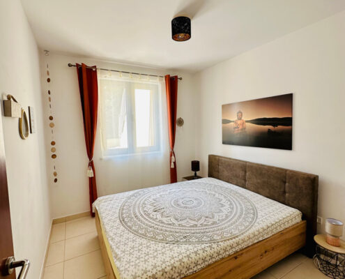 Bedroom with pool view (Queensize bed 160 cm x 200 cm)