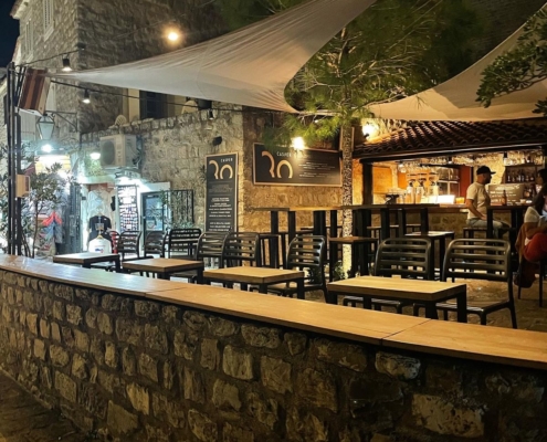 Eine Bar in Budva in Montenegro bei Nacht