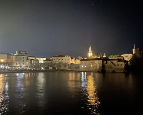 Budva in Montenegro bei Nacht