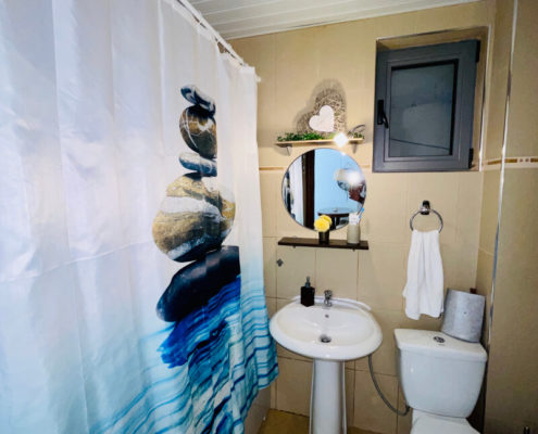 Hauptbad mit Fenster. Dusche in Badewanne und WC.