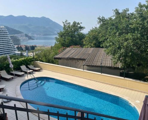 Übersicht Pool vor dem Apartment
