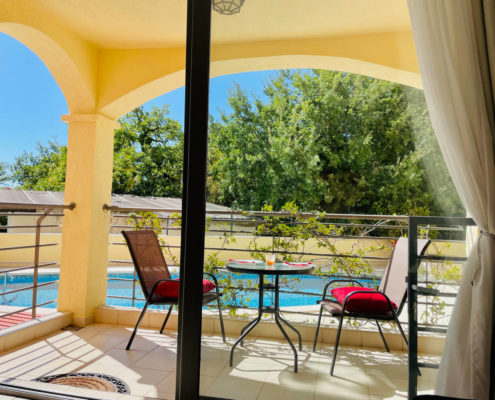 Wunderbare Lage & Aussicht vom Wohnzimmer auf den direkt davorliegenden Pool