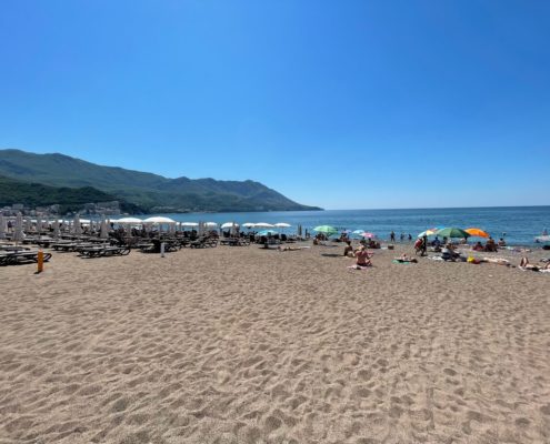 Der Strand von Becici (vom Apartment aus zu Fuß in ca. 8 Minuten erreichbar)